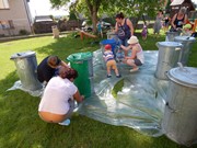 Společné odpoledne rodičů a dětí - natírání popelnic